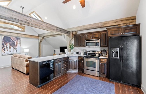 Versailles House | This barn is a 2 bedroom(s), 1.5 bathrooms, located in Midway, KY.