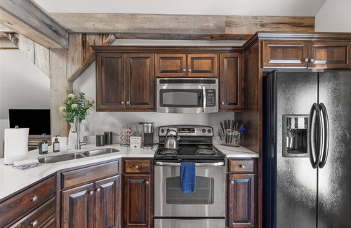 Versailles House | This barn is a 2 bedroom(s), 1.5 bathrooms, located in Midway, KY.