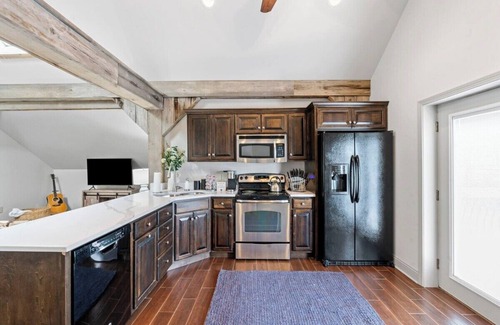 Versailles House | This barn is a 2 bedroom(s), 1.5 bathrooms, located in Midway, KY.