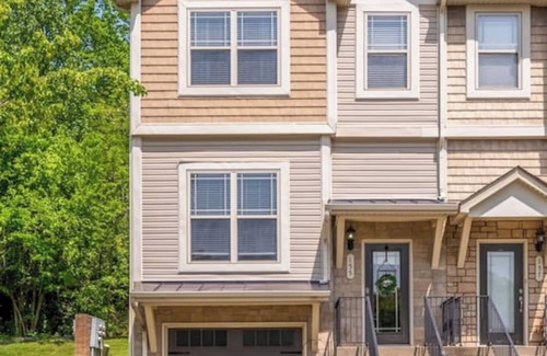 West Meade Condo | This condominium is a 2 bedroom(s), 2.5 bathrooms, located in Nashville, TN.