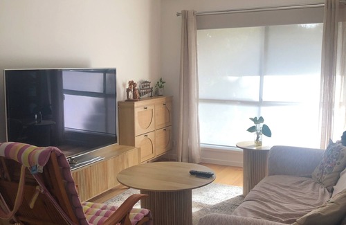 Rosebud Apartment | This cosy unit offers a prime location — walking distance tothe beach and shops