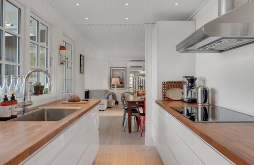 Hillerod House | This friendly and tasteful holiday home with whirlpool welcomes you on the banks of Arresø.