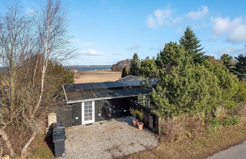Hillerod House | This friendly and tasteful holiday home with whirlpool welcomes you on the banks of Arresø.