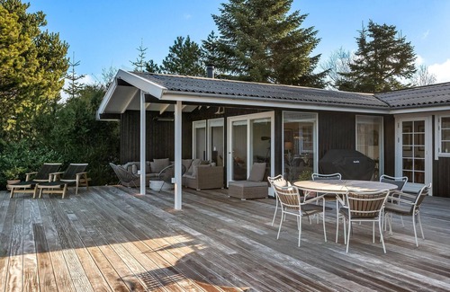 Hillerod House | This friendly and tasteful holiday home with whirlpool welcomes you on the banks of Arresø.