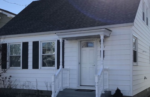 Stone Harbor Cottage | This home is situated close to the Bird Sanctuary, Clarke's Market and a seafood market and breakfast eatery. Just a quick walk to the beach.