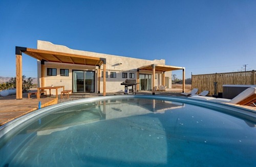 Joshua Tree House | This house is a 3 bedroom(s), 2 bathrooms, located in Joshua Tree, CA.