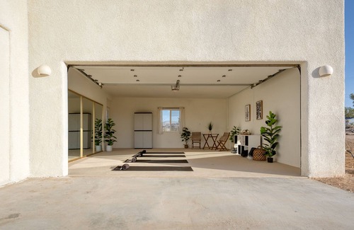 Joshua Tree House | This house is a 3 bedroom(s), 2 bathrooms, located in Joshua Tree, CA.