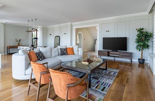 Tarabya Mahallesi House | This house is a 5 bedroom(s), 4.5 bathrooms, located in Sarıyer, İstanbul.