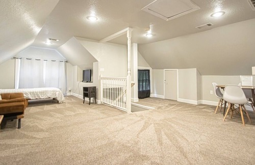 Capital View House | This is a gorgeous loft that is located in the HEART of Little Rock