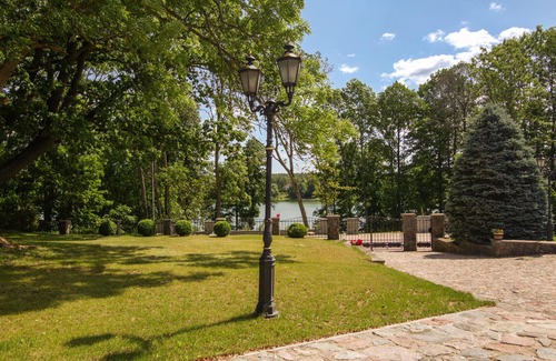 Jora Wielka House | This large and light-flooded holiday home welcomes you on a beautiful lakeside plot.