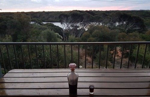 Newland House | This modern 4-bedroom holiday home offers families and couples a great getaway.