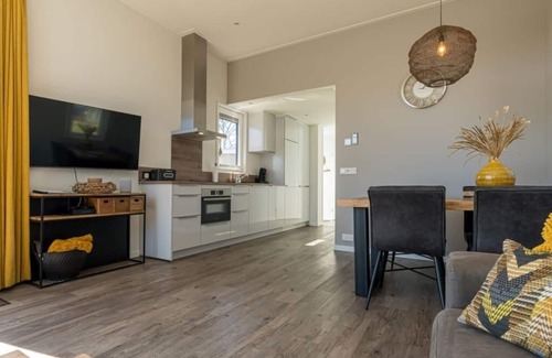 Burgh-Haamstede House | This modern 4-person chalet is located on a spacious plot on the edge of the park. Through the slidi