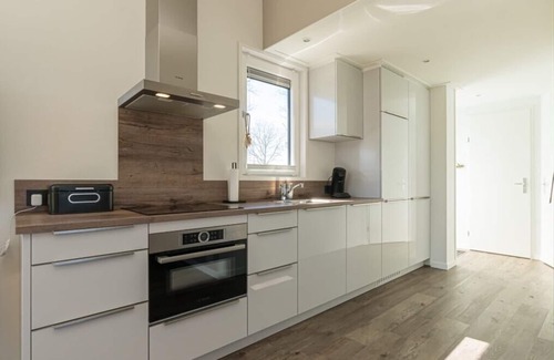 Burgh-Haamstede House | This modern 4-person chalet is located on a spacious plot on the edge of the park. Through the slidi