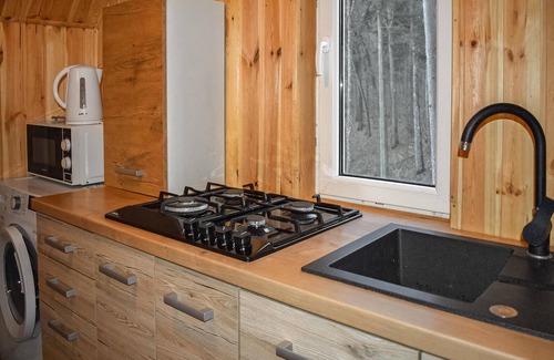 Biskupiec House | This practical hut welcomes you to Lake Dadaj for a great nature experience.