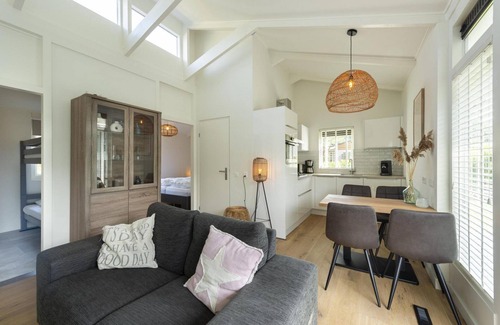Ouddorp House | This romantic holiday home is located in the middle part of the quiet and green park Toekomst in the middle of the Kop van Goeree