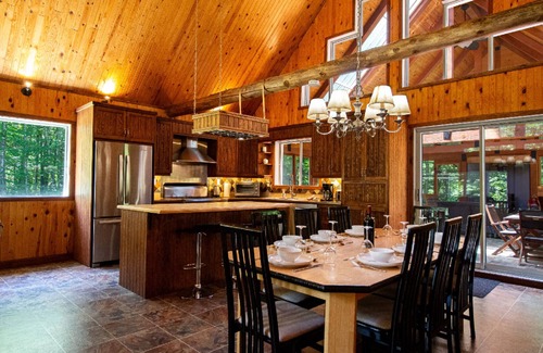 Saint-Raymond Ski Chalet | This rustic chalet has 3 bedrooms and can accommodate up to 8 people.