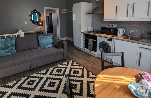 Edgbaston Apartment | This serviced apartment is a 2 bedroom(s), 2 bathrooms, located in Birmingham, England.