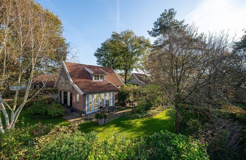 Wierden House | This very comfortable villa for 6 persons is located on the vacation complex Buitengoed Het Lageveld, in a beautiful wooded area near Almelo and Enschede.