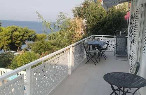 Susica Apartment | Three bedroom apartment near beach Murter (A-5125-a)