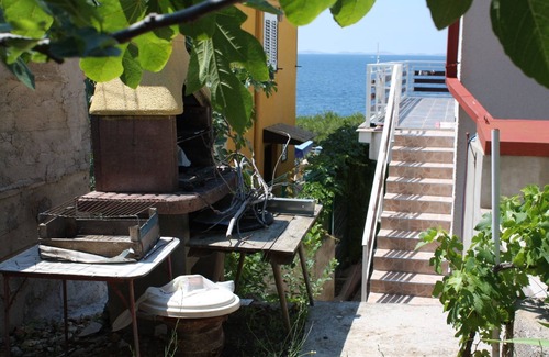 Susica Apartment | Three bedroom apartment near beach Murter (A-5125-a)