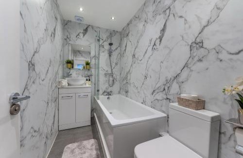 Battersea Apartment | Three-Bedroom Bliss in London Town