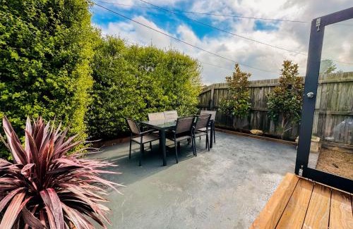 Norlane House | Three-Bedroom Stylish & Cosy Retreat with Courtyard, Near Geelong