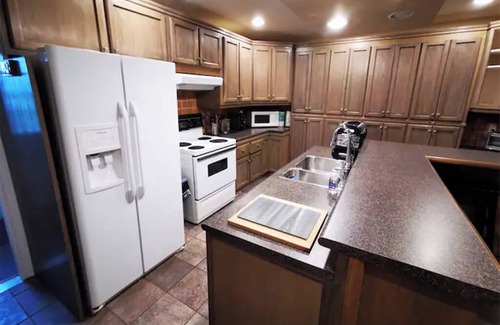 Bridgeview Apartment | Three Bedroom Three Bath Penthouse with Sauna & Exercise/Office Space