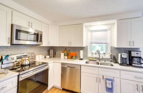 Three Oaks House | Three Oaks Home w/Guest House - 8 Mi to Beach!