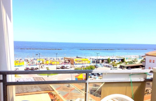 Lido di Pomposa Apartment | three-room apartment in a beachfront condo with a view of the pedestrian walkway