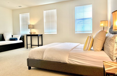 Camarillo House | Three Stories Townhouse Private Kitchen & Living Room