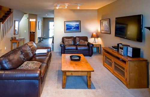 East Kootenay House | Thunder Ridge Chalet by Fernie Lodging Company