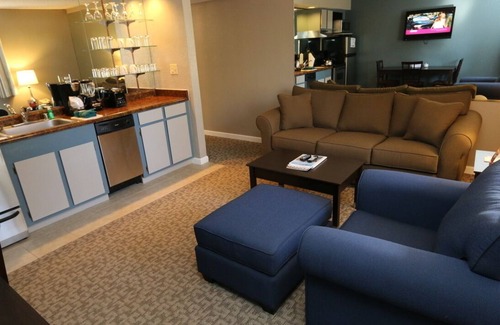 Sparks Condo | Thunderbird Resort Club just a short stroll from the excitement of downtown Sparks, an oasis decorated by lush, green, shady trees and beautiful grounds. While staying with us, you are only 3.5 miles from Reno!