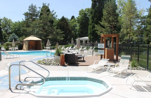 Sparks Condo | Thunderbird Resort Club just a short stroll from the excitement of downtown Sparks, an oasis decorated by lush, green, shady trees and beautiful grounds. While staying with us, you are only 3.5 miles from Reno!