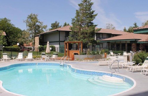 Sparks Condo | Thunderbird Resort Club just a short stroll from the excitement of downtown Sparks, an oasis decorated by lush, green, shady trees and beautiful grounds. While staying with us, you are only 3.5 miles from Reno!