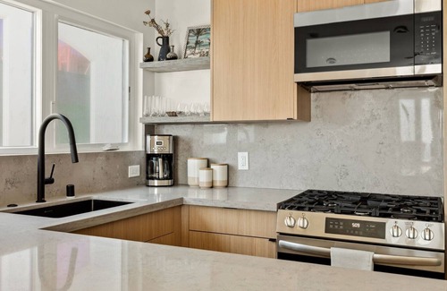 Manhattan Beach Condo | Tide House Unit D | Modern Oceanview 1BD w Parking