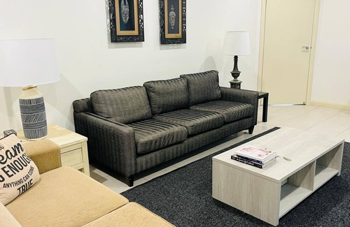 Mulgrave House | Tidy Room with a own toilet/bath - Mulgrave