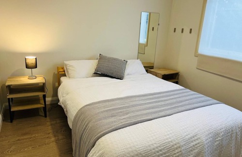 Mulgrave House | Tidy Room with a own toilet/bath - Mulgrave