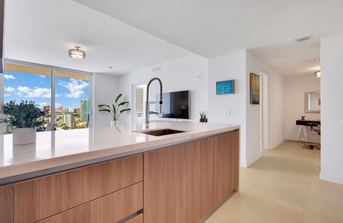 Central Beach Condo | Tiffany Indigo: Rooftop Pool, Gym, Walk to Beach