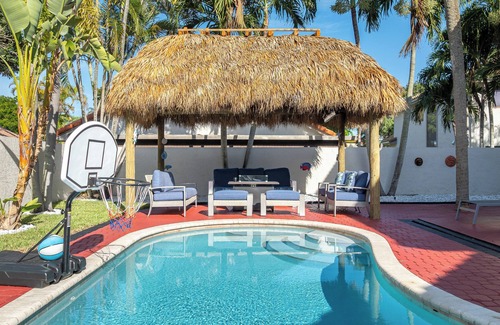 Deerfield Beach House | Tiki Retreat:Salted Pool&Two King Bed Luxe Suites