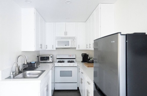 Mission Canyon Apartment | Tiki Vista Retreat-Majestic Views-Central Location