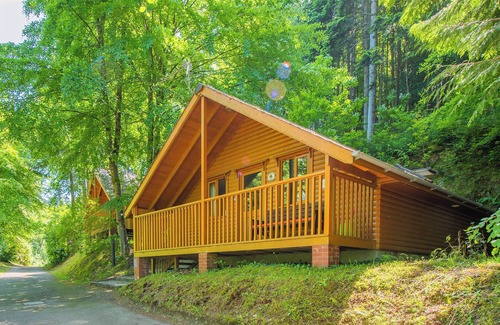 Westleigh Ski Chalet | Timber lodge set by the lake with one double and one twin.
