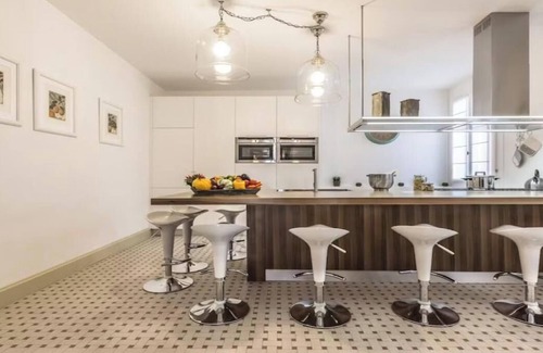 Santa Croce Apartment | Timeless Elegance with Canal Views in Cannaregionnnnnnn