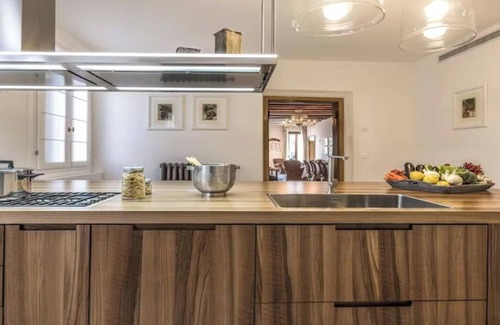 Santa Croce Apartment | Timeless Elegance with Canal Views in Cannaregionnnnnnn