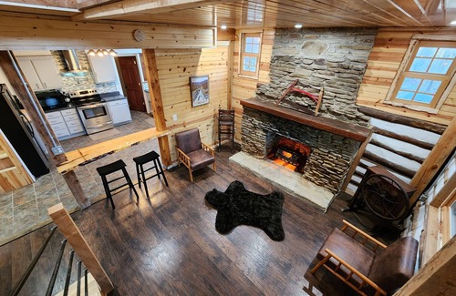 Gnaw Bone Cabin | TIMELESS IVORY LODGE: Cabin & creek, Hot Tub, 5min to Nashville! Pet friendly
