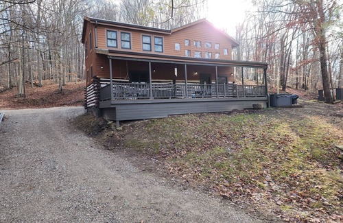 Gnaw Bone Cabin | TIMELESS IVORY LODGE: Cabin & creek, Hot Tub, 5min to Nashville! Pet friendly
