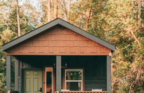 Grants Pass House | Tiny Cabin Retreat w/Hot Tub & Alpacas Rescue