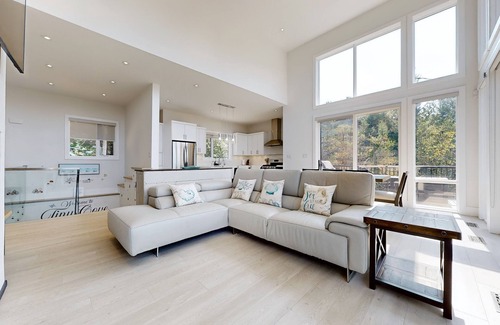 Tiny Cabin | Tiny Cove - Luxurious Modern Getaway in Tiny, ON