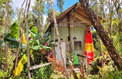 Fern Forest Cabin | tiny home 2 rustic with kitchen near Volcano National Park