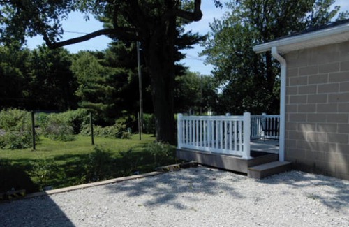 Niantic House | Tiny Home Between Decatur & Springfield 1 mile north of I-72