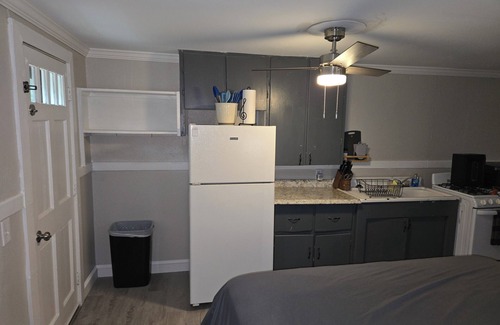 Indian Orchard House | Tiny Home with AC and WiFi in lovely Ludlow
